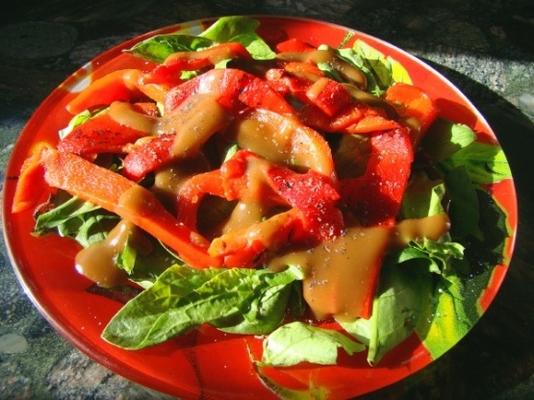 salade d'épinards et de poivrons rouges rôtis avec vinaigrette balsamique au miel