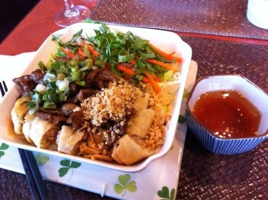 salade de vermicelles de riz avec du porc grillé et des rouleaux de printemps