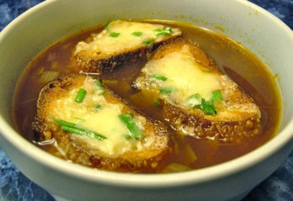 soupe à l'oignon avec croûtons à l'oignon et au gruyère