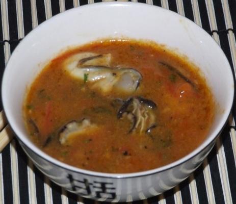 huîtres à la vapeur dans une vinaigrette à la tomate servies dans des tasses à saké