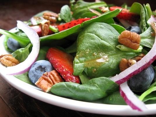 salade d'épinards aux baies d'été fraîches