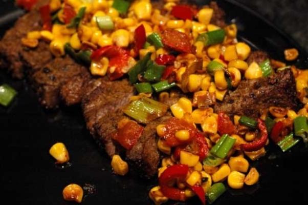 steak en tranches avec salsa de maïs rôti