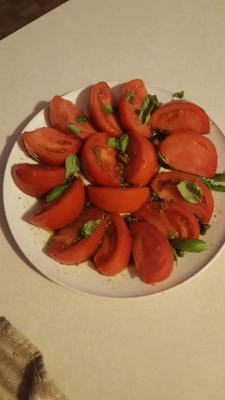 salade de tomates en tranches avec câpres et basilic