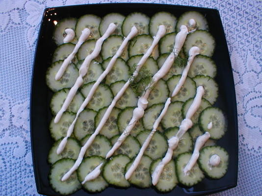 salade de concombre avec une vinaigrette crémeuse à l'aneth