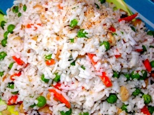 riz de noix de coco en éruption avec des épices, des noix et des pois