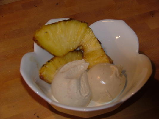 ananas grillé avec glace vanille et cannelle