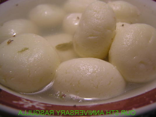 rasagulla (boulettes de lait sucré)