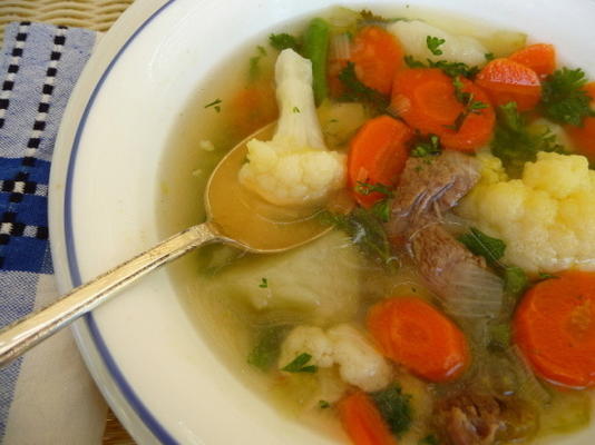 soupe de légumes de la mère avec du poulet ou du bœuf (gemuse allemand suppe)