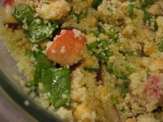 nectarine et salade de couscous aux pois chiches avec vinaigrette miel et cumin