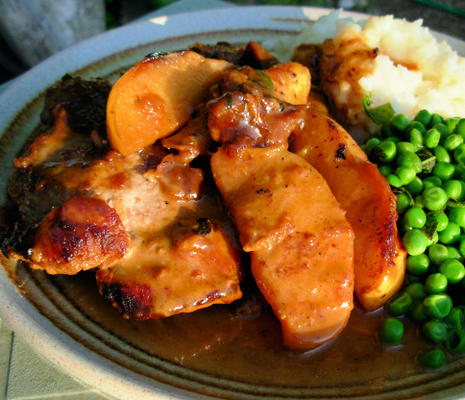 Côtelettes de porc poêlées avec pommes glacées, cidre et sauce à la crème