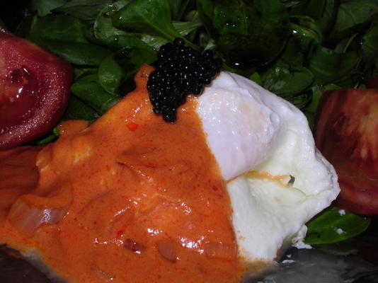 oeufs pochés sur salade de champ avec sauce tomate et caviar