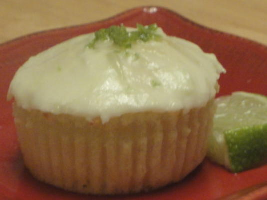 cupcakes à la noix de coco avec glaçage au beurre et à la lime