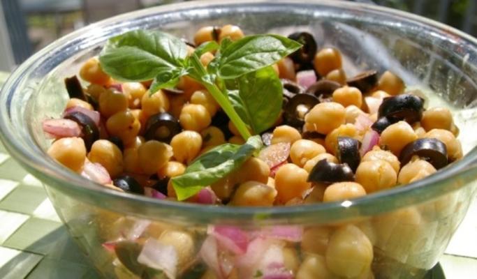 apéritif aux pois chiches et aux olives