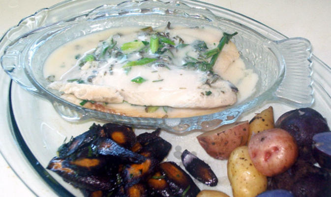tilapia cuit au four avec du vin blanc et des herbes