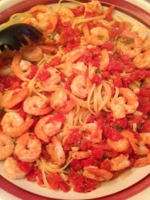 scampi de crevettes aux tomates sur fettuccine