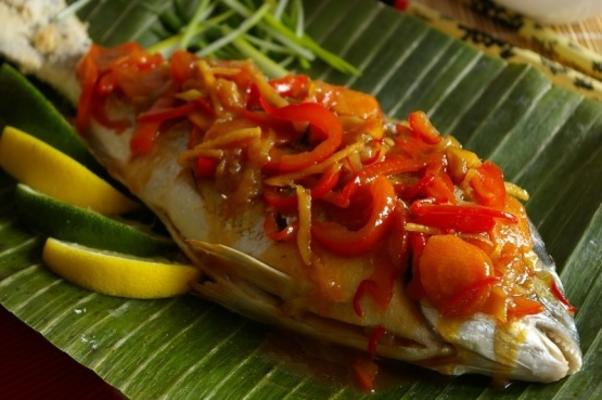 poisson entier du nouvel an chinois avec des légumes aigre-doux