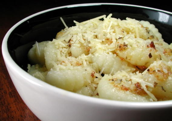 gnocchi de pommes de terre à la sauce au beurre brûlé