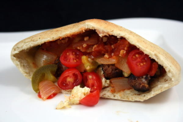 poche à saucisses et œufs avec chutney de tomates