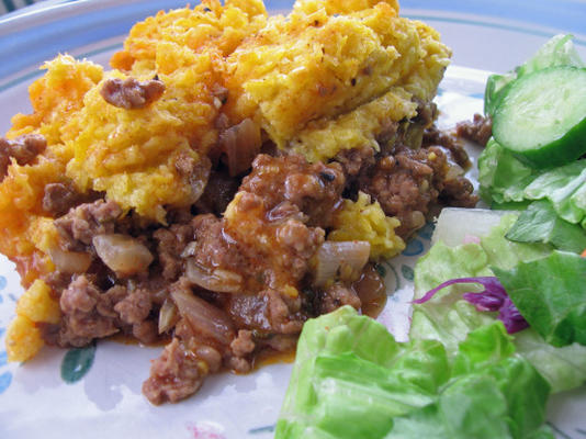 pastel de choclo (casserole de bœuf garnie de pâte à base de maïs)