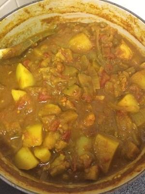 curry indien avec pommes de terre, poulet et aubergines