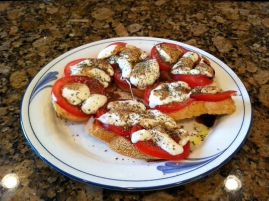 tomates fraîches et mozzarella sur du pain grillé