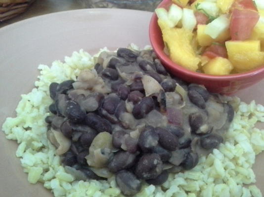 haricots noirs des Caraïbes avec salsa à la mangue sur riz brun