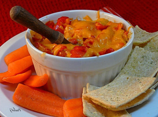 houmous cuire avec du poivron rouge et du fromage