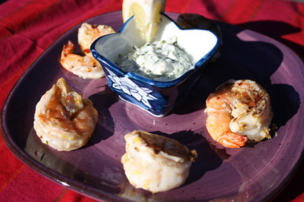 crevettes épicées au citron avec mayonnaise au basilic