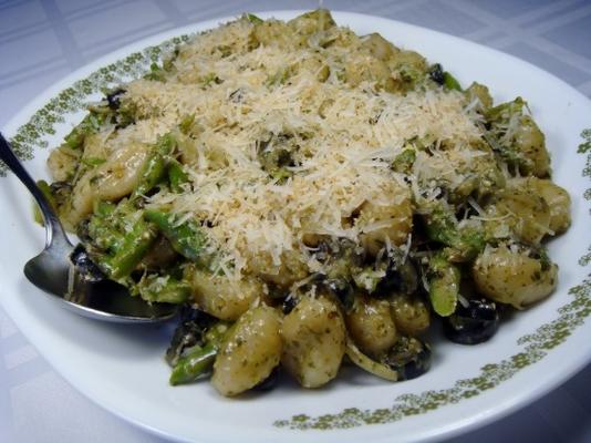 gnocchi aux asperges et olives dans une sauce crémeuse au pesto
