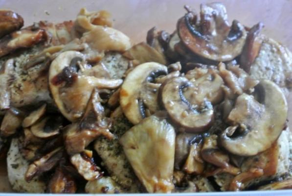 côtelettes de porc asiatiques avec frites et vinaigrette aux champignons sauvages et soja