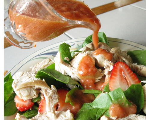 salade d'épinards aux fraises avec poitrine de poulet