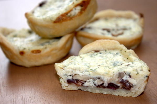 tartes balsamiques à l'oignon, aux champignons et au fromage bleu