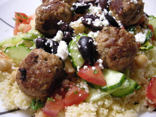 mini boulettes de dinde avec une salade de couscous frais