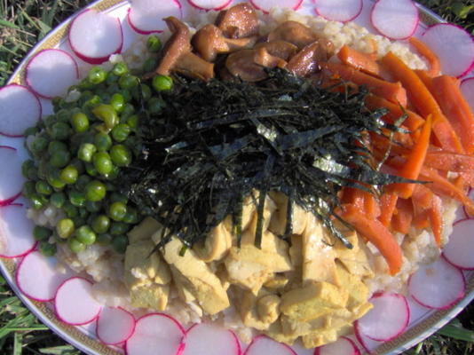 sushi dispersé avec cinq couleurs