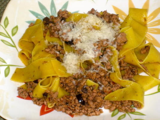 ragandugrave de veau et d'olives; avec pappardelle