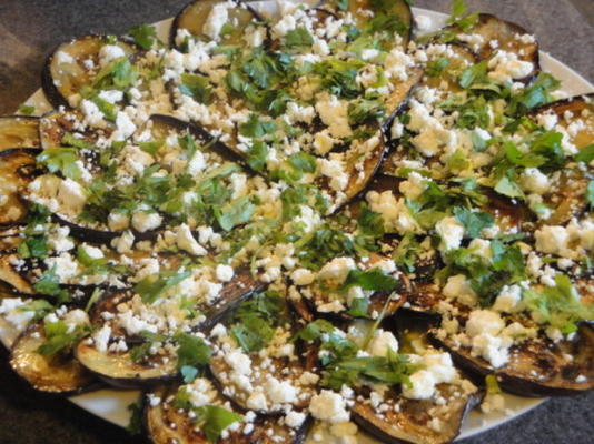 Aubergines marinées grillées avec feta et fines herbes