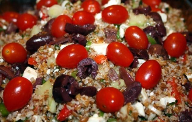 salade bulgar, poivron rouge, concombre et féta