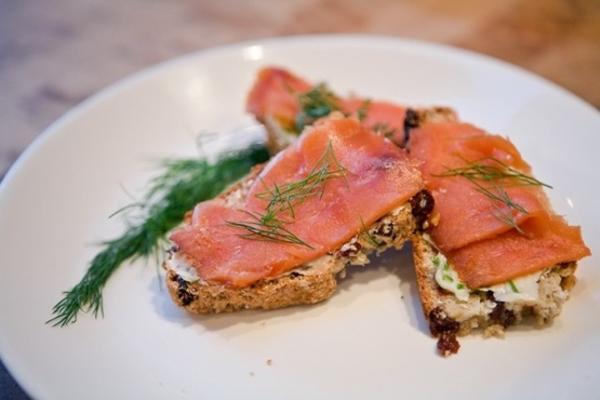 saumon fumé sur crostini au pain de soda irlandais