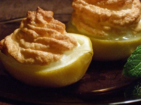 tarte à la meringue dans un citron (portions individuelles).
