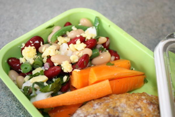 salade de haricots mélangés avec vinaigrette verte