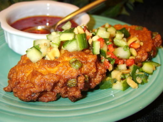 gâteaux de poisson thaï avec sauce chili douce et relish au concombre
