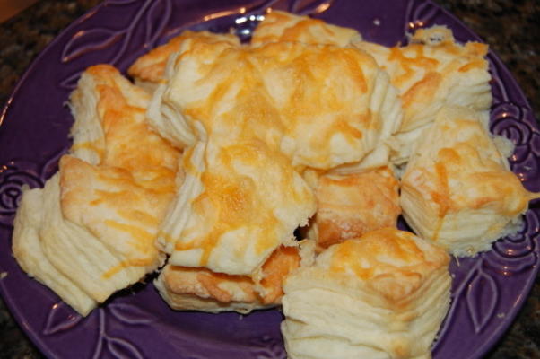 tranches de fromage (faites avec des biscuits surgelés)