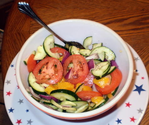 salade de pêches et de tomates