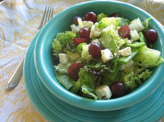 Salade de campagne aux pois mange-tout, aux raisins et à la feta