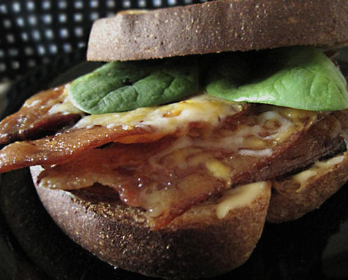sandwich au bacon grillé et à l'oignon