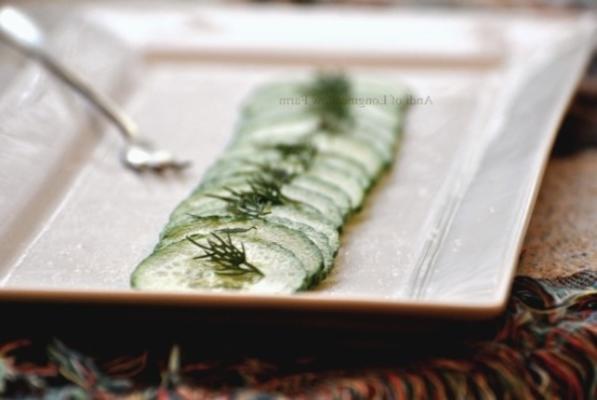 une salade très facile de concombre et d'aneth frais