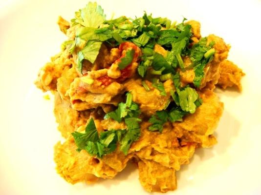 délicieux curry de boeuf à la noix de coco avec des pois mange-tout chinois