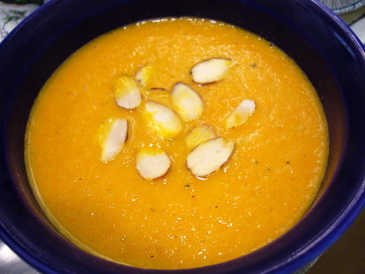 Soupe aux carottes et aux amandes grillées