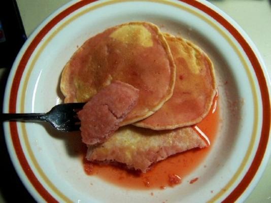 mes pancakes pour un avec du sirop de fraise