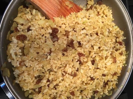 riz au curry avec des raisins secs